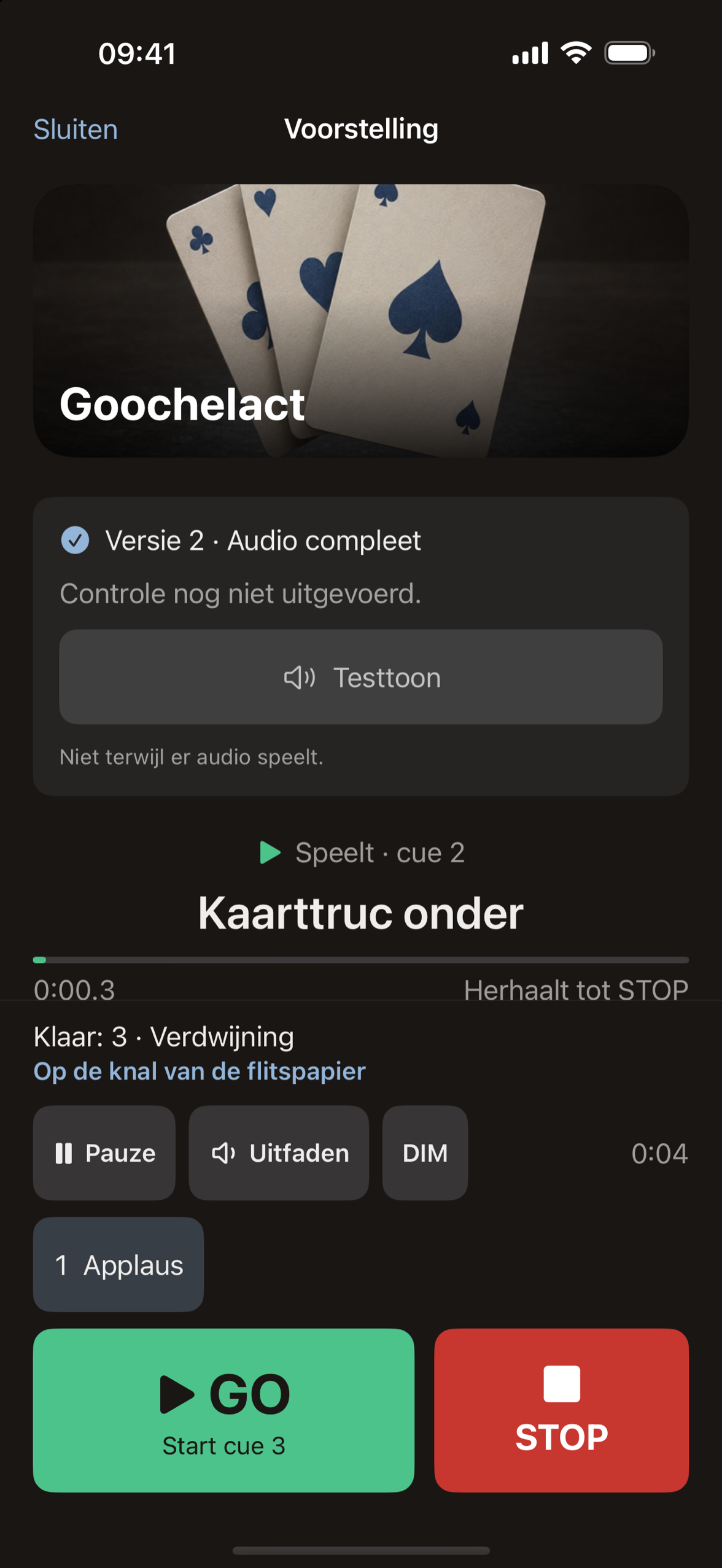 Cuefaro tijdens een voorstelling: cue 2 speelt, cue 3 staat klaar met notitie